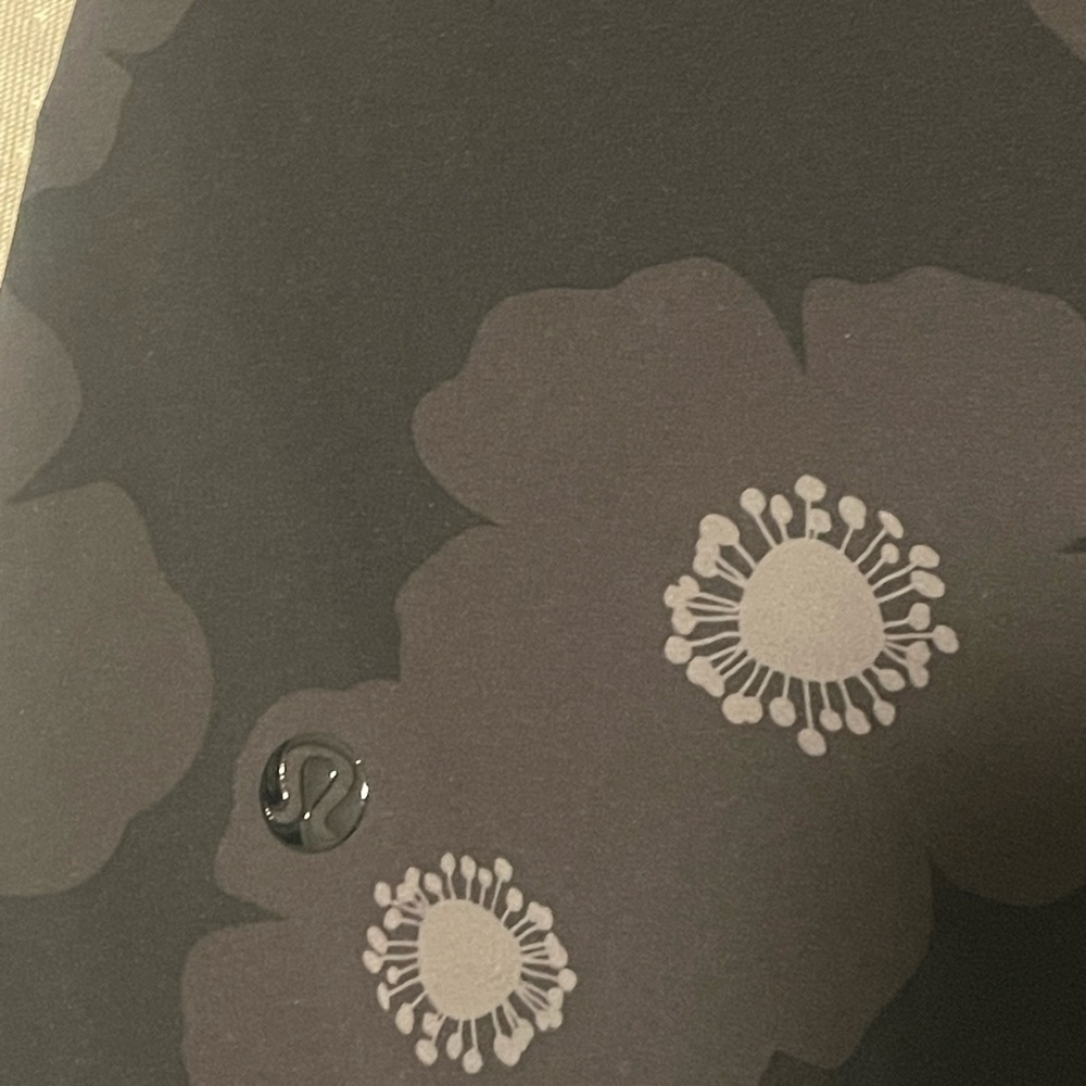 Lululemon mens gray black floral swim trunks - Picture 4 of 10